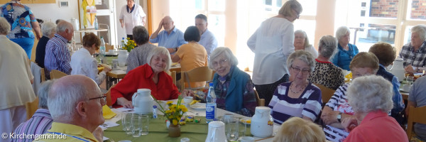 ältere menschen bei Kaffee und Kuchen