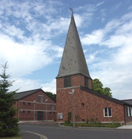 Kirche mit spitzem Kirchturm