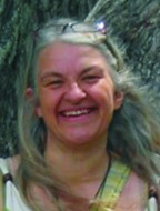 Frau mit langen grauen Haaren