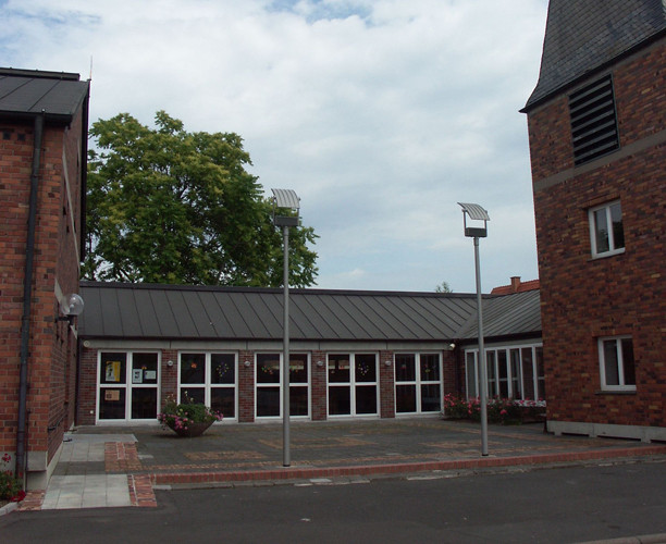 Flacher Bau mit großen Fenstern