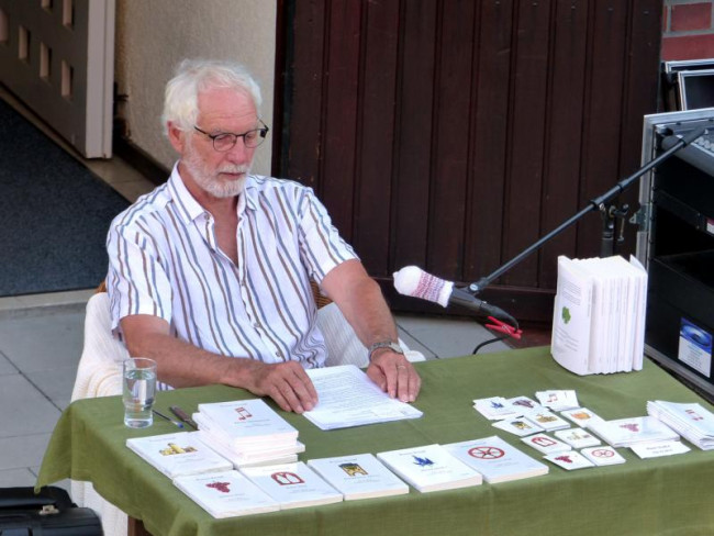 Mann an Tisch mit Bückern