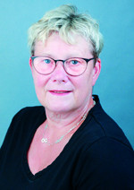 Frau mit kurzen blonden Haaren und Brille